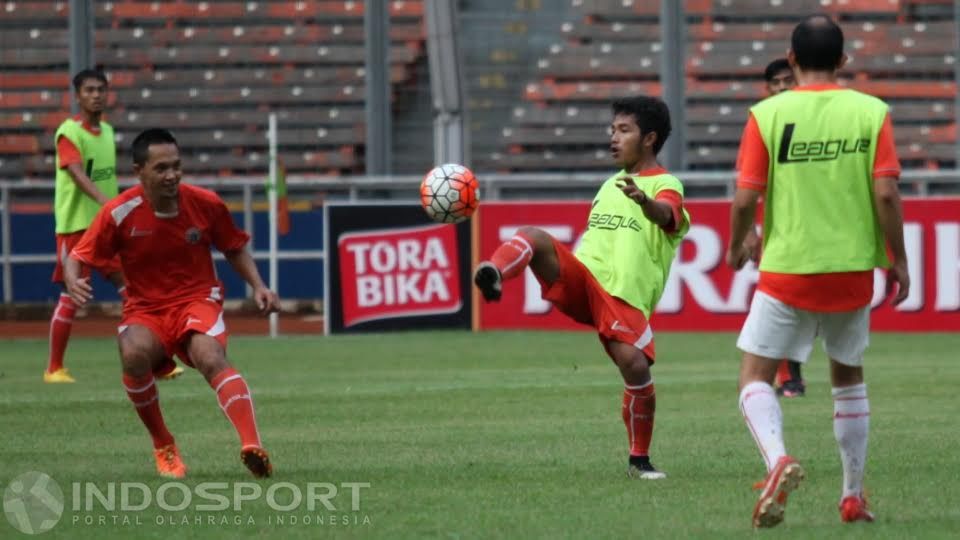 Rudi 'Bogel' Setiawan berebut bola dengan Rahmad Affandi (kiri). Copyright: © Herry Ibrahim/Indosport